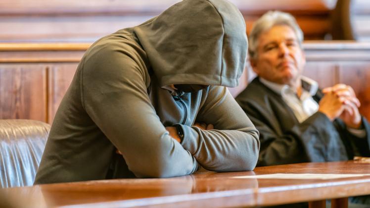 Prozess gegen einen Mitarbeiter der Ausländerbehörde in Husum am Landgericht Flensburg -  09.11.2022 - Foto Marcus Dewanger