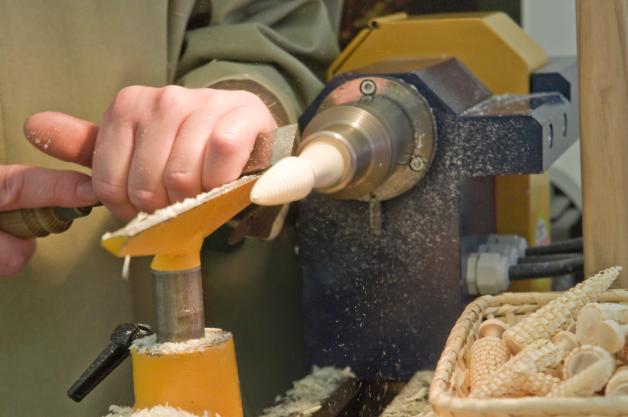 Ein Holzkünstler bei der Arbeit. Ein Holzkünstler bei der Arbeit.