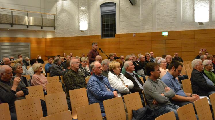 In früheren Jahren war der Rathaussaal für die Einwohnerversammlung für Ludwigslust viel zu groß, weil kaum Bürger kamen. Diesmal wollten mehr als 100 Einwohner dabei sein.