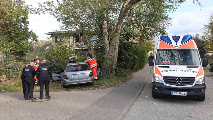 Rostock: Alkohol-Irrfahrt endet in Grundstückszaun – Einbeiniger mit über drei Promille hinterlässt Chaos in Langenort   