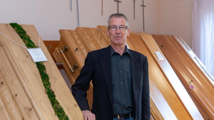 Rolf Dreyer nimmt sich viel Zeit, um Menschen auf ihrem letzten Weg zu begleiten. Der Tischlermeister aus Meppen ist auch Bestatter.