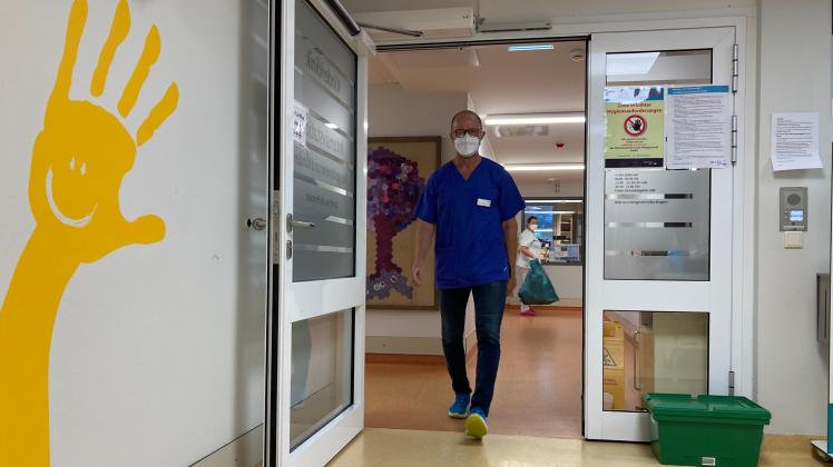 Dr. Michael Dördelmann ist Chefarzt der Klinik für Kinder- und Jugendmedizin in der Diako in Flensburg. Er und seine Mitarbeiter kämpfen mit großer Belastung durch RSV-Infektionen.