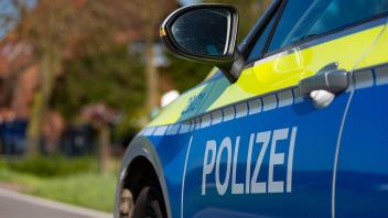 Melle, Deutschland 18. April 2022: Ein Einsatzfahrzeug, Streifenwagen, der Polizei steht mit Schriftzug auf einer Landst