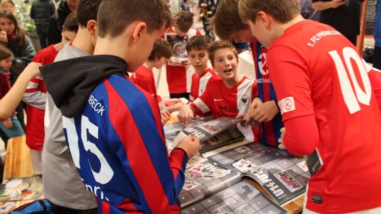 Wie bei den Profis werden auch die Bilder der Spieler von lokalen Vereinen aus der Grafschaft Bentheim von großen und kleinen Fans untereinander getauscht.