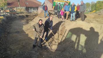 Henriette Krohn, Bürgermeisterin Tangstedt und Architekt Jan Brake beim Spatenstich für die neue Kita Tangstedt