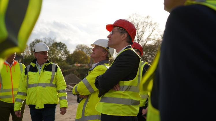 Ministerpräsident Daniel Günther besichtigte mit Bernard Kemper, Vorsitzender der EEW-Geschäftsführung (2. v. li) und Projektleiter Felix Ranseder (li.) die Baustelle in Stapelfeld.