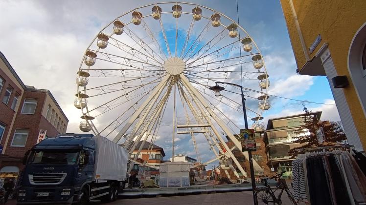 Eines der Highlights des Meppener Weihnachtsmarktes steht bereits: Das Riesenrad auf dem Windthorstplatz. 