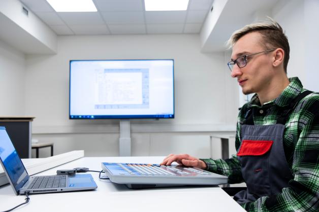 German Bytschkov nutzt die Offline-Programmierplätze, um mit Übungsprogrammen das Programmieren der Fräsmaschinen zu erlernen.