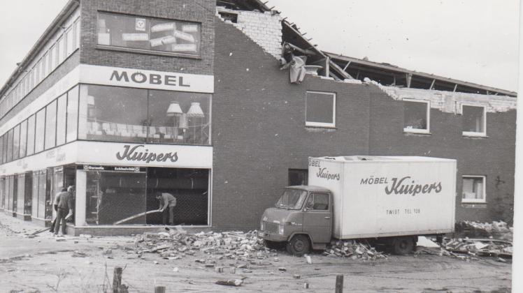 Schwer beschädigt wurde das Möbelhaus Kuipers in Twist beim Orkan Quimburga am 13. November 1972.