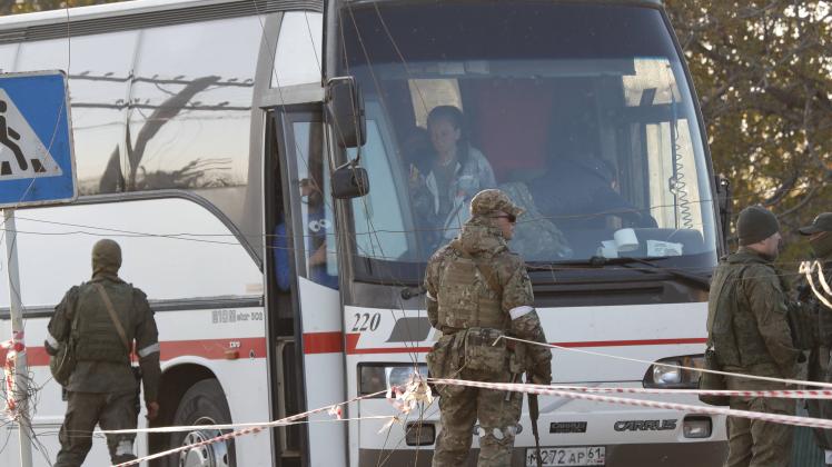 (220509) -- DONETSK, May 9, 2022 -- A bus taking people evacuated from Mariupol arrives at a temporary accommodation cen