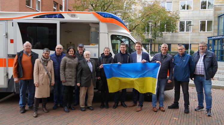 Fahrzeuge aus Lingen werden künftig in der ukrainischen Stadt Lanivtsi für den Rettungsdienst eingesetzt. Darüber freut sich der Bürgermeister von Lanivtsi, Roman Kaznovetskyi (5. von rechts) zusammen mit Vertretern der Stadt Lingen und des Freundeskreises der Lingener Ukrainefahrer.