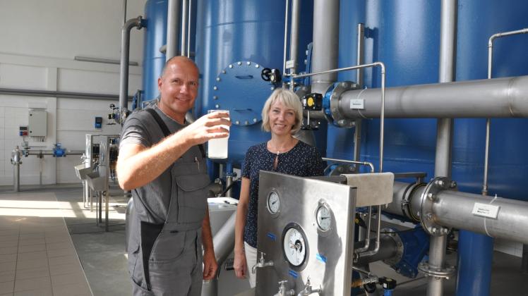 Hier wird das Sternberger Trinkwasser aufbereitet: Wassermeister Jörn Wendland und technische Leiterin Kerstin Pohl an den Filteranlagen im Wasserwerk. Die Preise fürs Wasser mussten die Stadtwerke in diesem Jahr nicht erhöhen. 