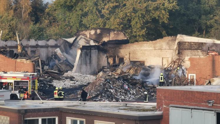 Am Dienstagmorgen suchte die Feuerwehr noch nach letzten Glutnestern zwischen den Trümmern der abgebrannten Halle in Meppen. Am Donnerstag kreiste ein Polizeihubschrauber über dem Gelände. 