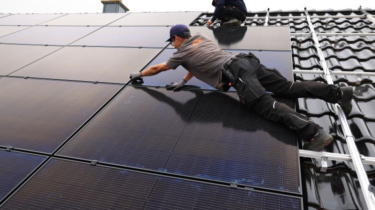 Montage einer Solaranlage auf einem Wohnhaus
