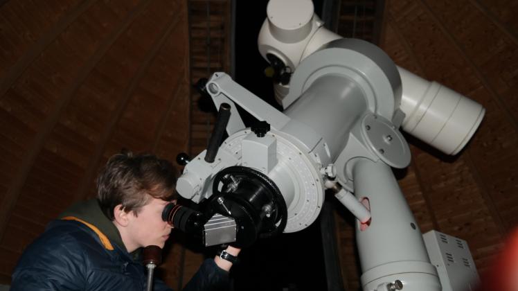 Mit dem Coude-Refraktor Teleskop kann Friedrich Wilkens verschiedene Objekte am Sternenhimmel anvisieren und vergrößern.