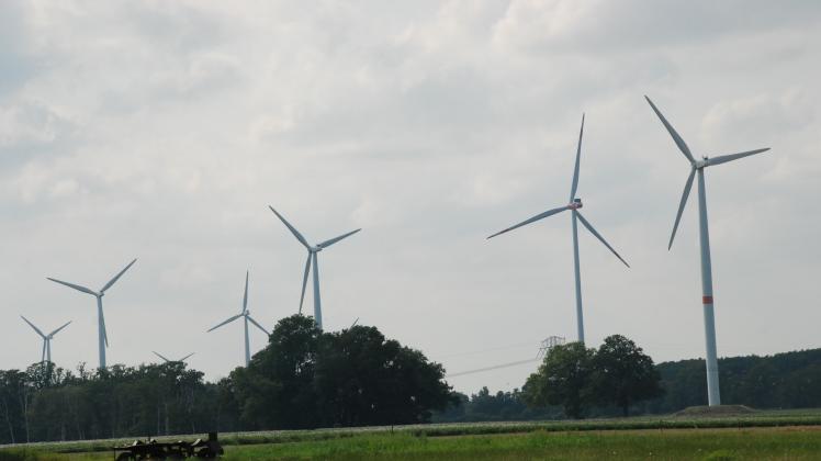 Acht der elf kleinen Windräder im Windpark Kleeste sollen abgebaut werden. Die neuen großen Anlagen 2026 in Betrieb genommen werden. 