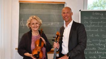Astrid Jörgensen, Musiklehrerin an der Freien Waldorfschule und Andreas Schlütter, Vorstandsvorsitzender der Bordesholmer Sparkasse.