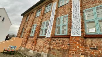 Die Bibliothek im Krummen Haus ist die erste öffentliche im Mecklenburg und wurde vor 250 Jahren eröffnet.