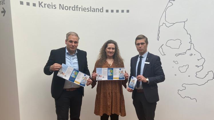 Christian Grelck, Andrea Todt und Landrat Florian Lorenzen (v.li.) präsentieren im Kreishaus den Flyer zum Hilfsfonds für Nordfriesland.