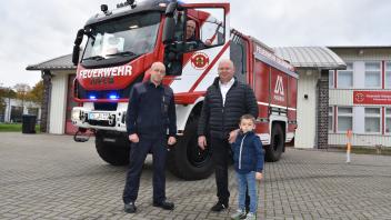 Roland Friesen mit „Öffentliche“-Geschäftsführer Stephan Jochimsmeier und Klaus Fischer bei der Feuerwehr Süd.