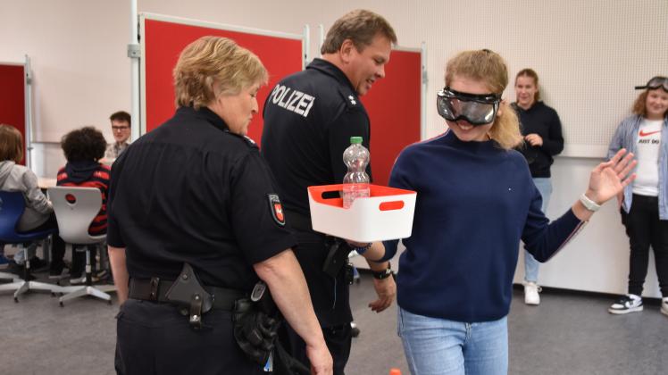 Die Polizeibeamtin Regina Rautenberg bildet zusammen mit ihrem Kollegen Torsten Blume Hindernisse, die die Schüler mit einer Rauschbrille ausgestattet umgehen müssen.