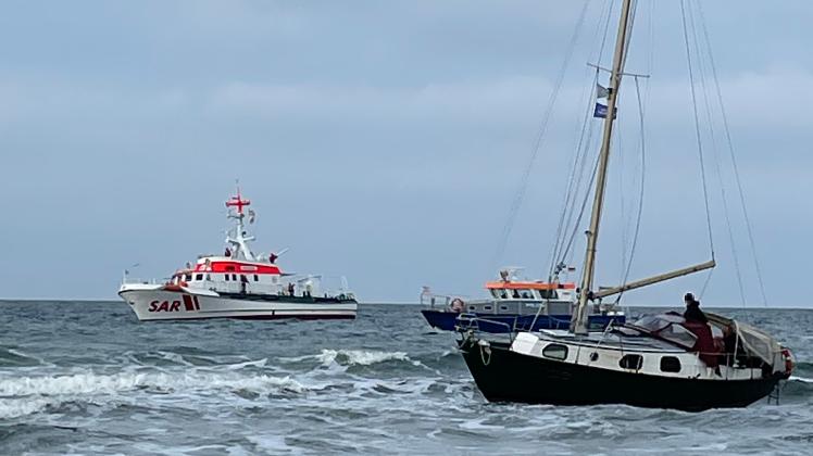 Sowohl der Seenotrettungskreuzer Arkona als auch das Polizeiboot Uecker versuchten, zuerst vergebens, die Sportsegler zu retten.