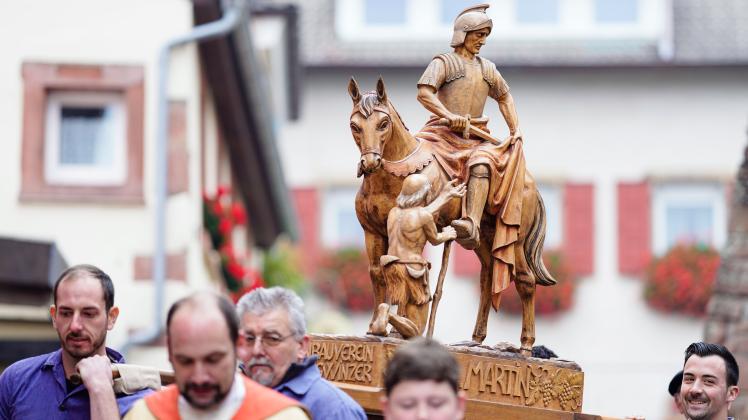 Prozession mit Sankt-Martins-Statue