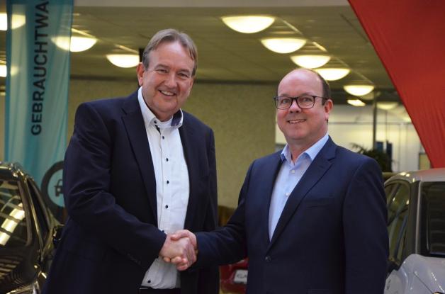 Der bisherige Inhaber Klaus Thomsen (l.) und Klaus+Co Geschäftsführer Andreas Dornburg.