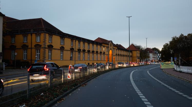Baustelle am Neuen Graben in Osnabrück löst zäh fließenden Verkehr und Stau aus.27.10.2022. Foto: Michael Gründel