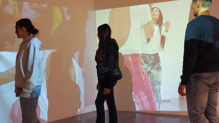 Fuß vor Fuß und Augen auf die Performance-Videos gerichtet erfahren die Teilnehmer des Kunstworkshops im Kunstraum hase29 die Ausstellung "Schrittweise".