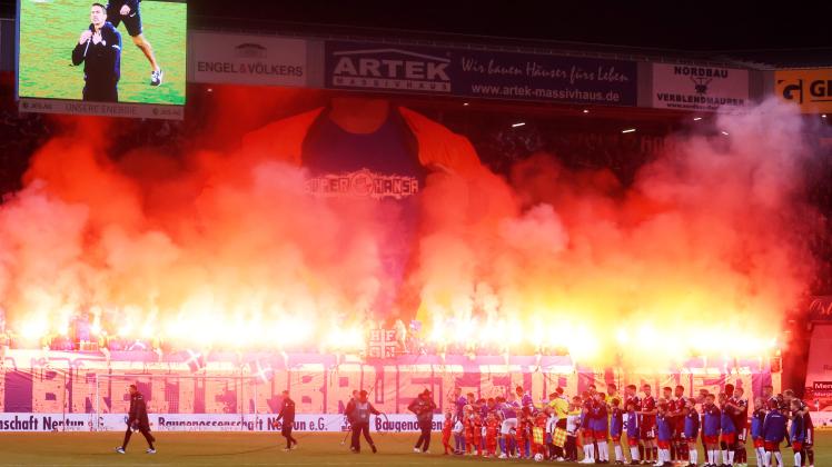 Mit der beeindruckenden Choreografie inklusive Pyro-Show sorgten Fans des FC Hansa gegen den 1. FC Nürnberg zugleich für Begeisterung und Ärger. Am Sonnabend reisen mehr als 2300 Anhänger mit nach Braunschweig.