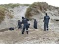Mordermittlung: In den Dünen von Amrum schob zunächst der Radlader den Sand zur Seite, dann übernahmen Polizisten mit Schaufeln die Suche – und stießen auf die Leiche. 