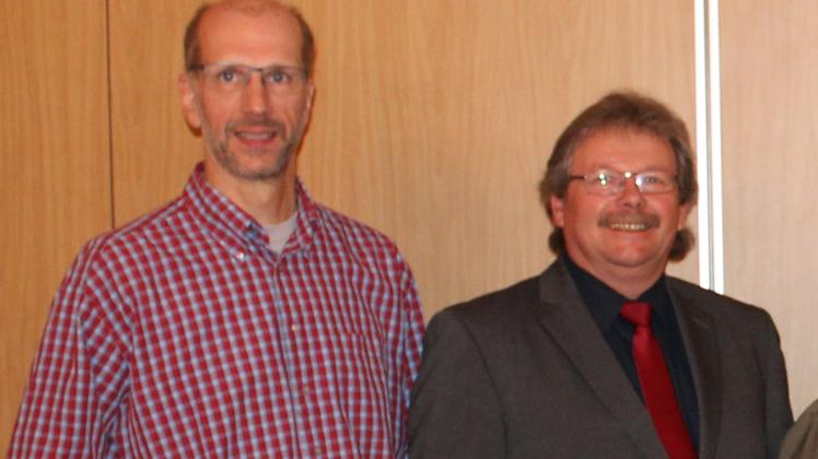 In die Fußstapfen von Matthias Lahann (links) trat nun Christian Bork als neuer Vereinschef des DRK-Ortsvereins Schenefeld. 