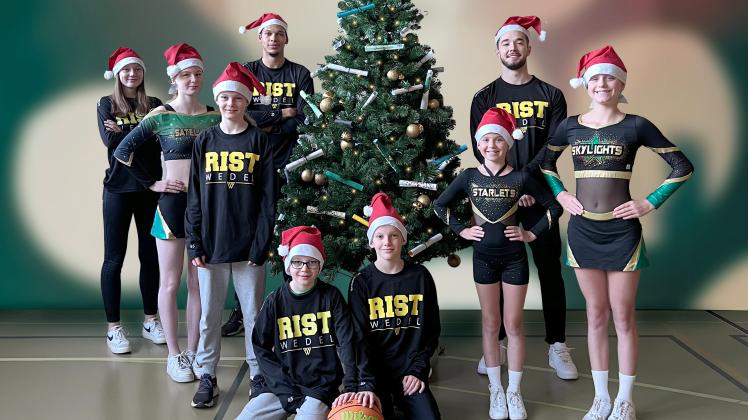Seit drei Jahren sorgen die Sportler des SC Rist dafür, dass bedürftige Kinder ein Geschenk zu Weihnachten bekommen.