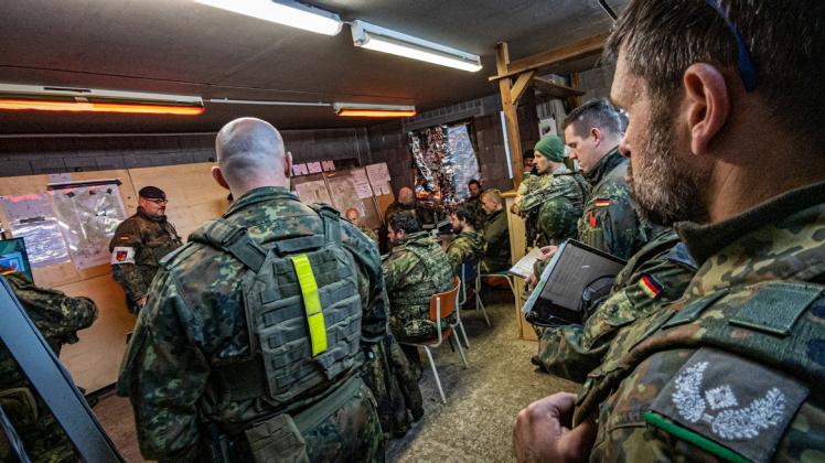 Übungsauswertung mit den Schiedsrichtern des Gefechtsübungszentrums. Mit dabei sind nicht nur Hagenower Grenadiere, sondern auch holländische Soldaten und Norweger. Sie alle gehören ab Janaur zur Litauen-Kampfgruppe der NATO.