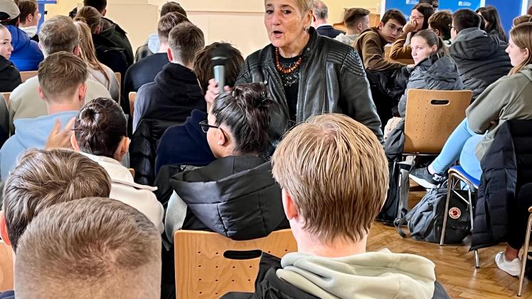 Kein „Frontalunterricht“: Erika Rosenberg ging im Wirtschaftsgymnasium der Berufsbildenden Schulen am Schölerberg auf die Schüler zu. 
