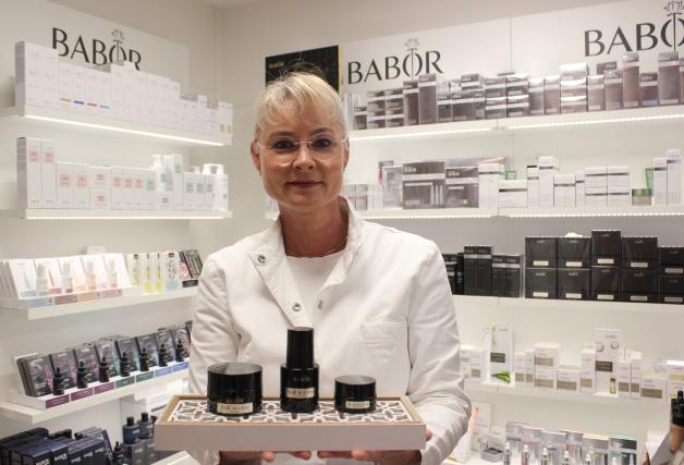 Gabriele Ußner bietet in ihrem Kosmetik-Institut in Husum kosmetische Behandlungen und Pflegeprodukte an.