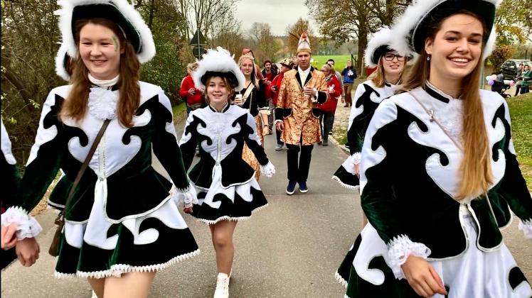 Knapp 40 Mitglieder des Eichsener Carneval Clubs starteten am 11.11. einen Festumzug durchs Dorf.