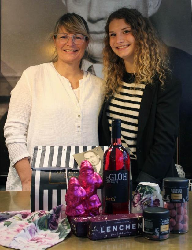 Inhaberin Annika Claußen-Eggers und Storeleiterin Katrin Marie Clausen mit ihrer Geschenkempfehlung.