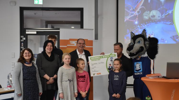 Die Auszeichnung über den Sieg wird den Schülern der Grundschule Lütt Matt übergeben.