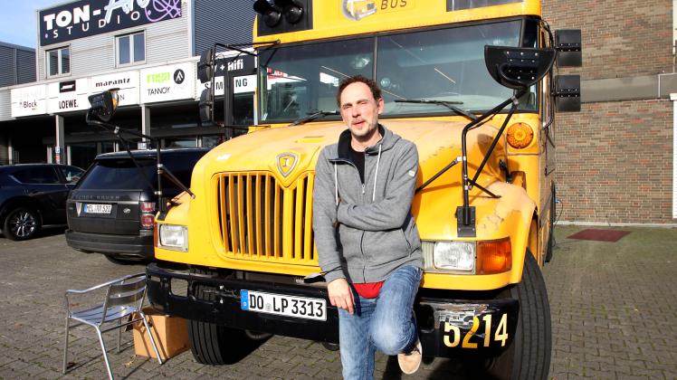 Der Ex-Herausgeber der Magazine Visions und Mint, Michael Lohrmann, hat mit seinem Vinyl-Bus mit 4.000 Schallplatten Station in Osnabrück gemacht.