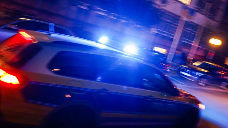 Polizeifahrzeug am Rande einer Veranstaltung am 9.11.2022 in Osnabrück. /Blaulicht; Polizei; Symbolbild; Unfall; Verkehrsunfall; Sicherheit; Notruf; 110; Meldung/ Foto: Michael Gründel