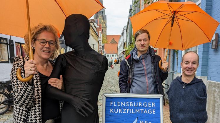 Bei Maja Petersen, Karsten Wiesel und Thomas Dethleffsen (rechts) herrscht bereits große Vorfreude auf die anstehenden Flensburger Kurzfilmtage. 