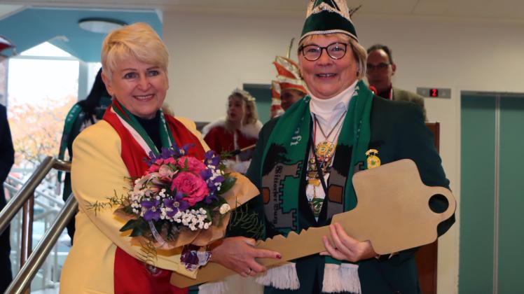 Stadtpräsidentin Anna-Katharina Schättiger übergibt den Stadtschlüssel an Wittorfs Präsidentin Doris Voigt.

