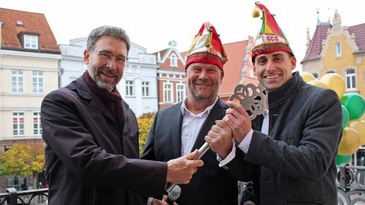 Bürgermeister Arne Schuldt übergibt den Schlüssel an Toralf Keydel und Thomas Jansen 