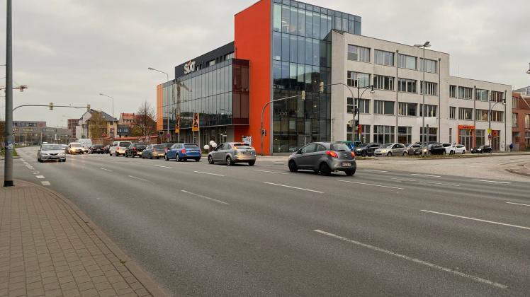 Auf der Straße Am Strande in Rostock stehen Autos regelmäßig bis auf die Kreuzung auf Höhe des Aida-Hauptquartiers und behindern andere Verkehrsteilnehmer.