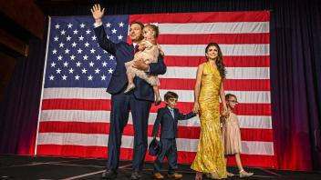 TOPSHOT - Republican gubernatorial candidate for Florida Ron DeSantis with his wife Casey DeSantis and children Madison, Mason and Mamie, waves to the crowd during an election night watch party at the Convention Center in Tampa, Florida, on November 8, 2022. - Florida Governor Ron DeSantis, who has been tipped as a possible 2024 presidential candidate, was projected as one of the early winners of the night in Tuesday&apos;s midterm election. (Photo by Giorgio VIERA / AFP)
