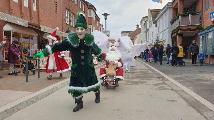 Die Wichtel und der Weihnachtsmann werden auch in diesem Jahr wieder beider Weihnachtsparade in Eutin dabei sein. Welche Überraschung es noch geben wird, ist laut Veranstaltern noch ein Geheimnis.