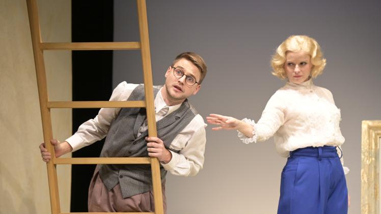 Julia Ebert und Tobias Zepernick spielen in der Operette „Meine Schwester und ich“ in der kleinen Komödie Warnemünde zusammen alle zwölf Rollen.