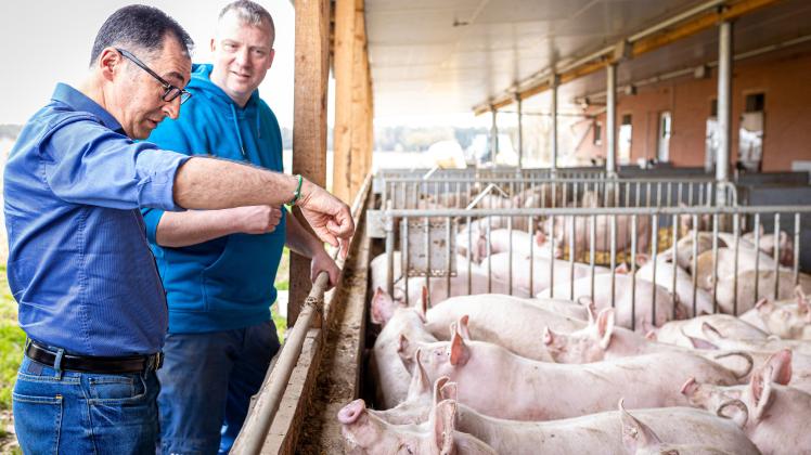 Cem Özdemir besucht Schweinehaltungsbetrieb
